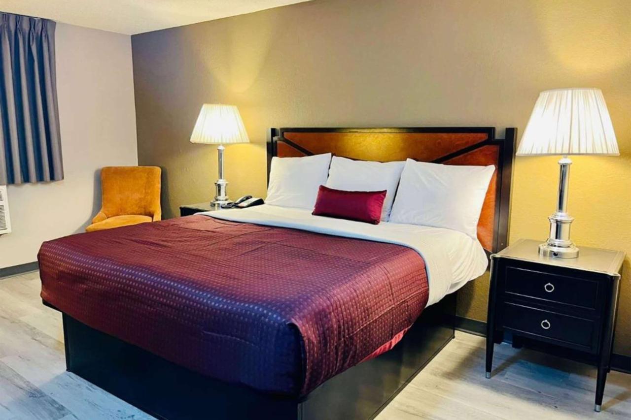 Super 8 By Wyndham St Joseph Hotel